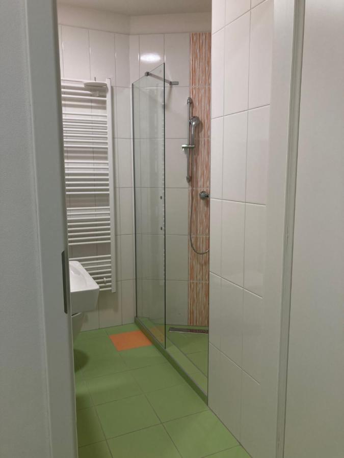 Capsule Hostel Zizkov Tower Praga Esterno foto