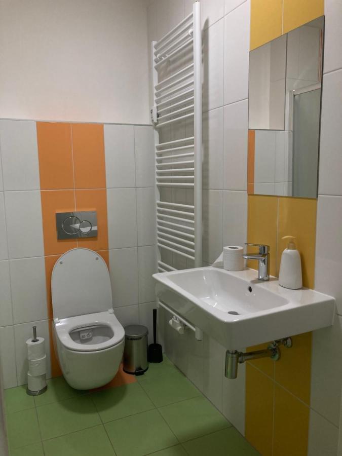 Capsule Hostel Zizkov Tower Praga Esterno foto