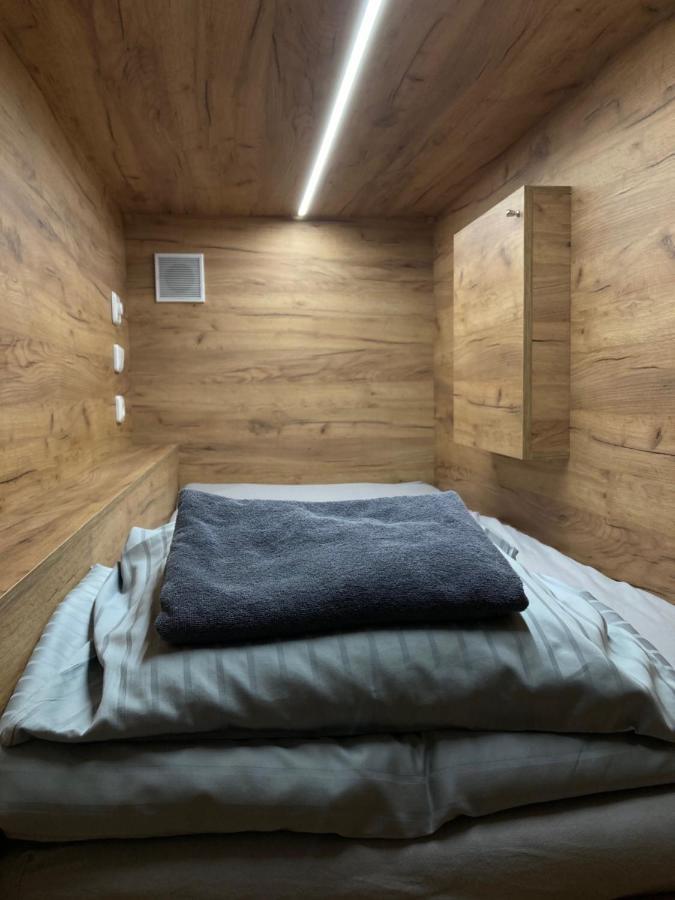 Capsule Hostel Zizkov Tower Praga Esterno foto