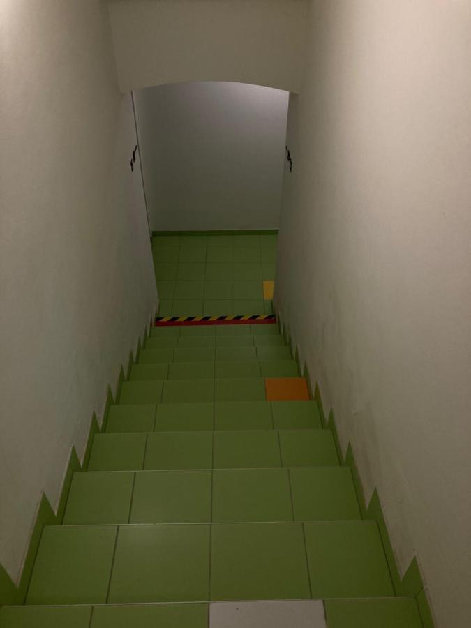 Capsule Hostel Zizkov Tower Praga Esterno foto