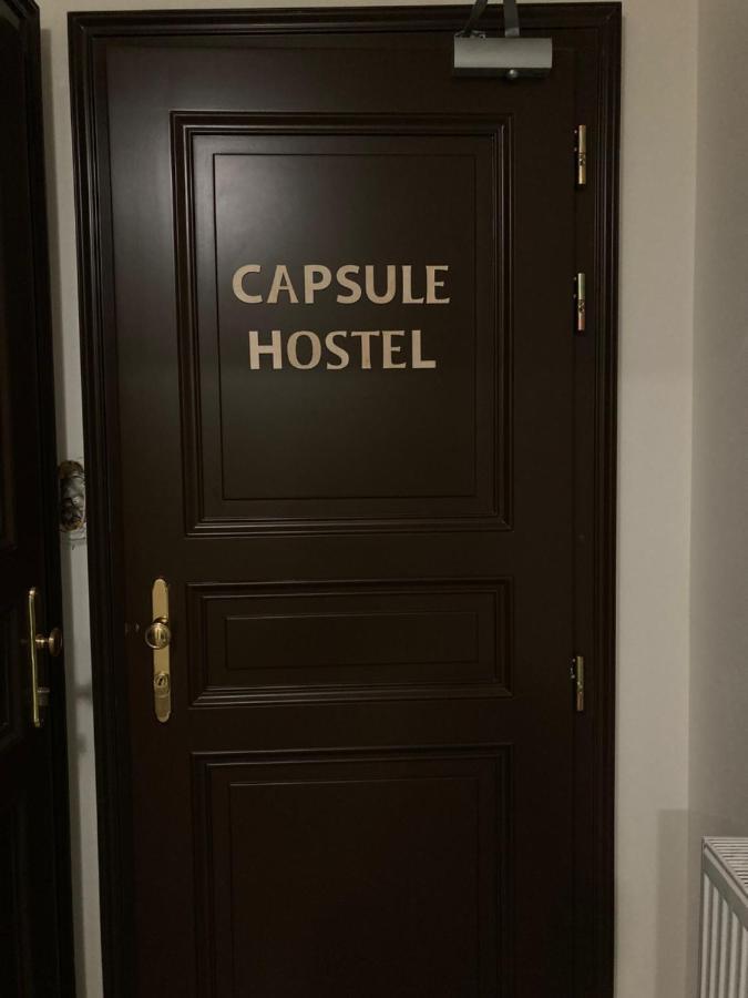 Capsule Hostel Zizkov Tower Praga Esterno foto