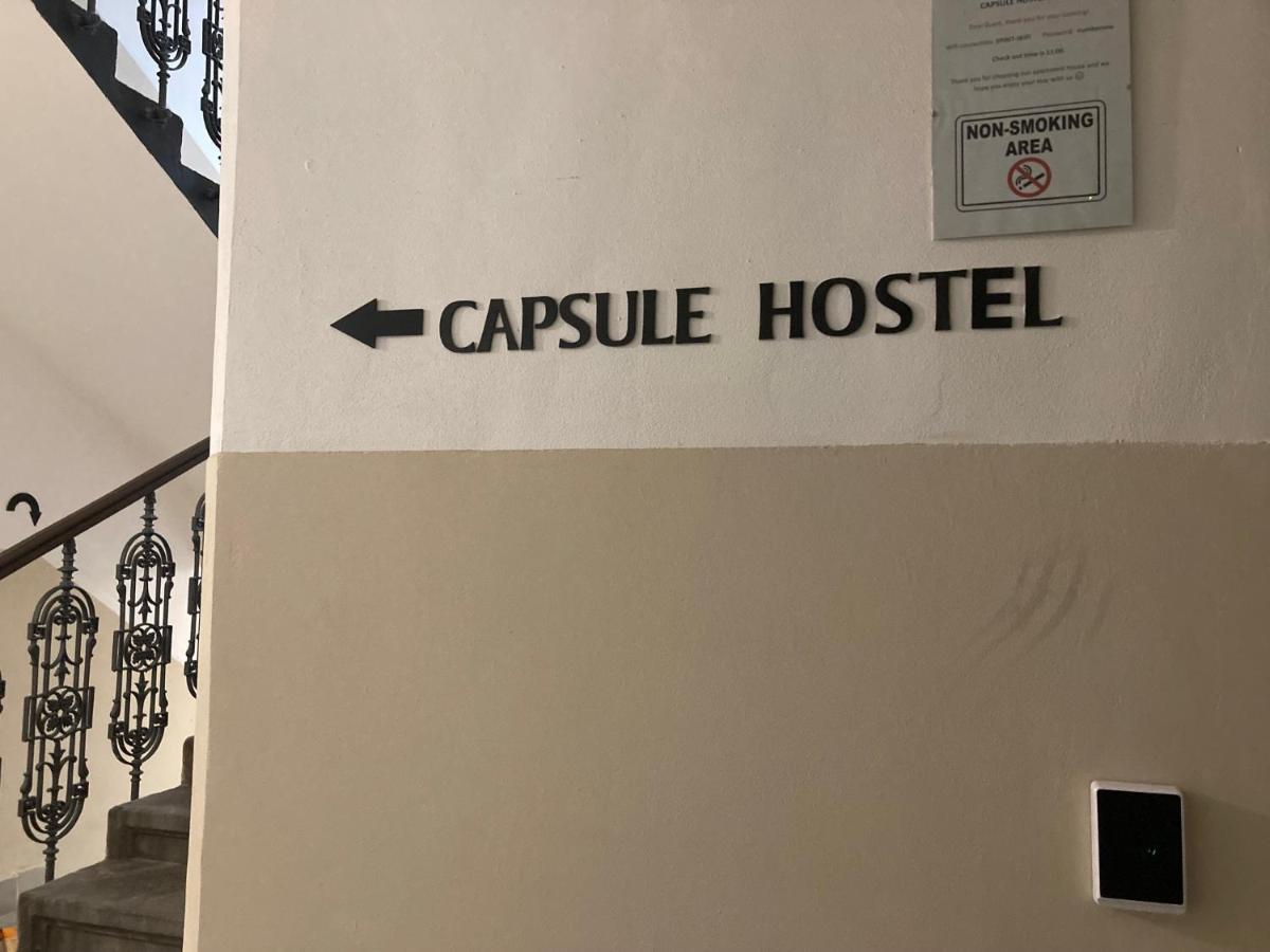 Capsule Hostel Zizkov Tower Praga Esterno foto