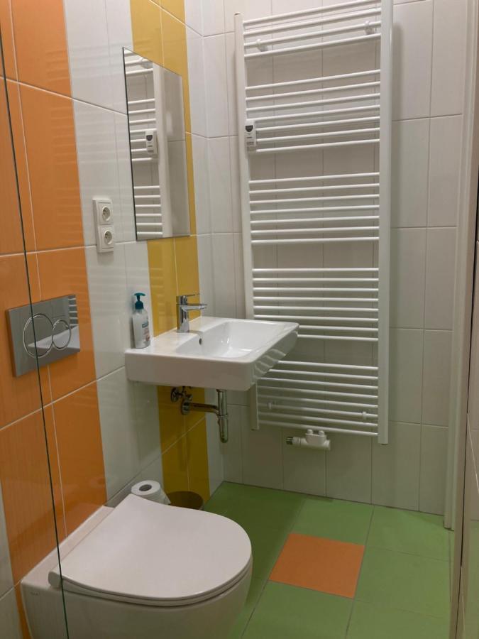 Capsule Hostel Zizkov Tower Praga Esterno foto